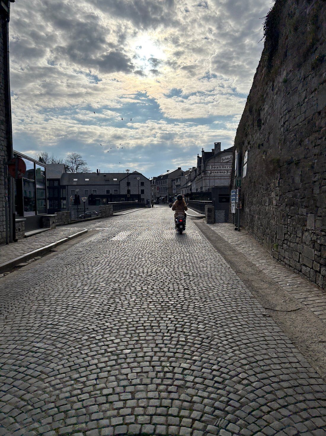Vespa geparkeerd op de kasseien van het historische centrum van Durbuy