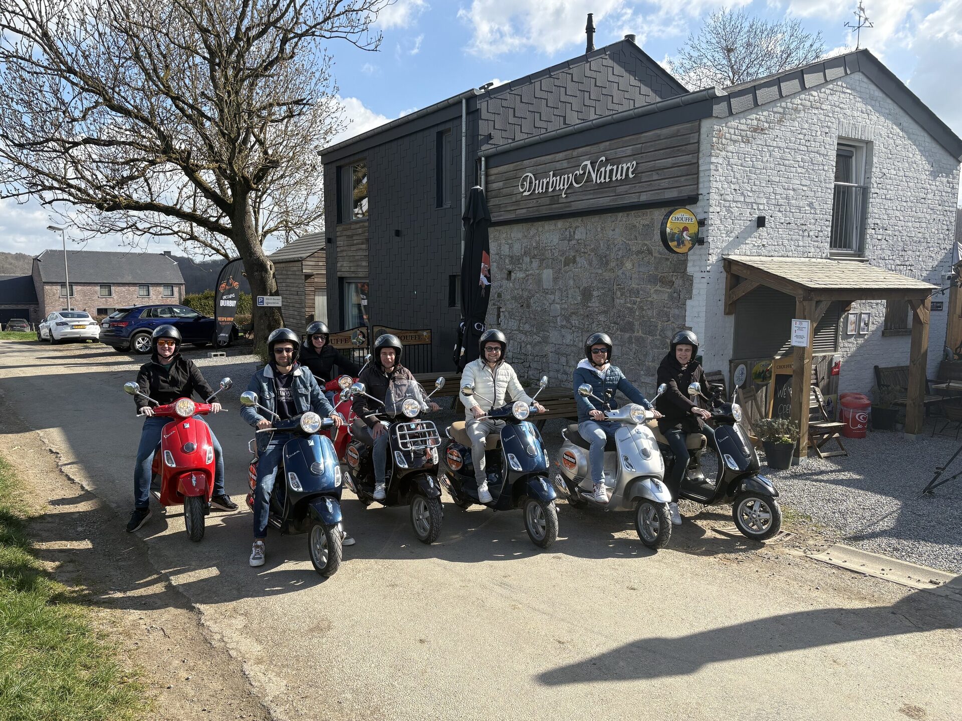 Groep vrienden opgesteld met hun Vespa's bij Durbuy Nature
