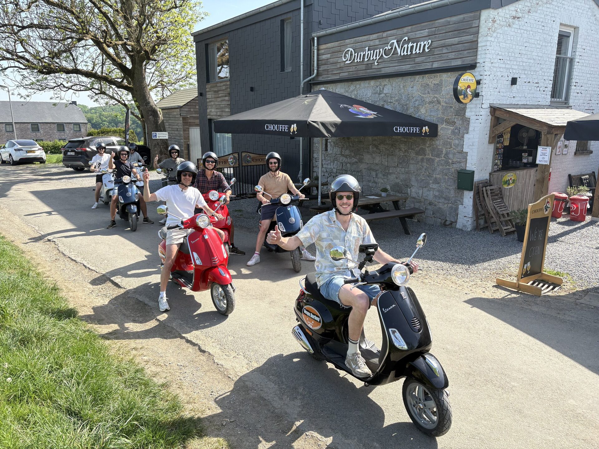 Vriendengroep op Vespa's bij Durbuy Nature op een zomerse dag