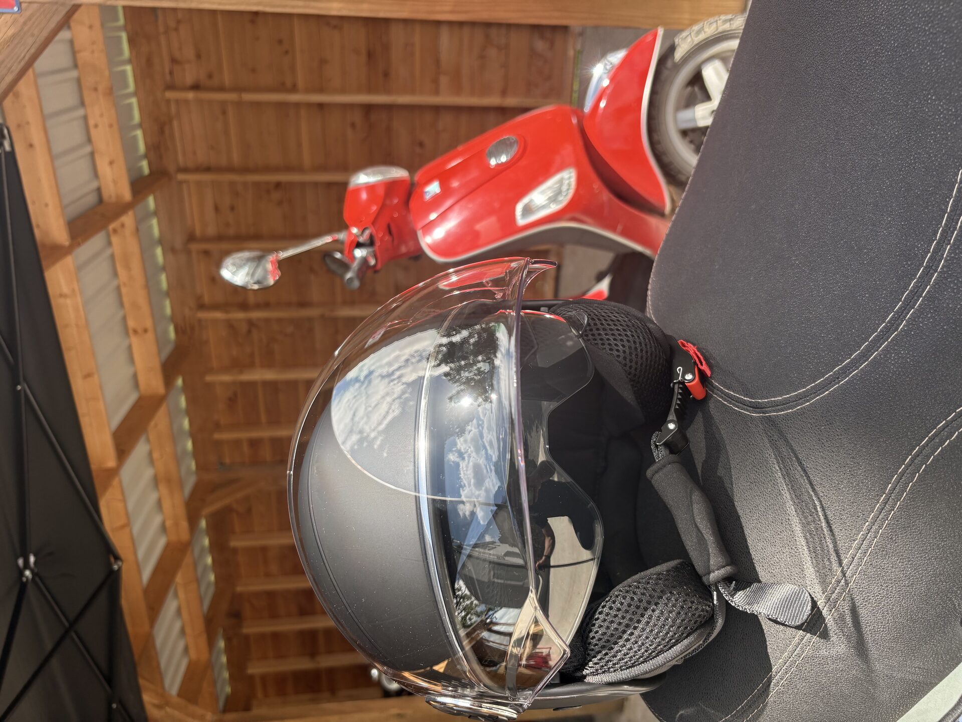 Helm en rode Vespa klaar voor vertrek — alles inbegrepen bij Vespa Durbuy