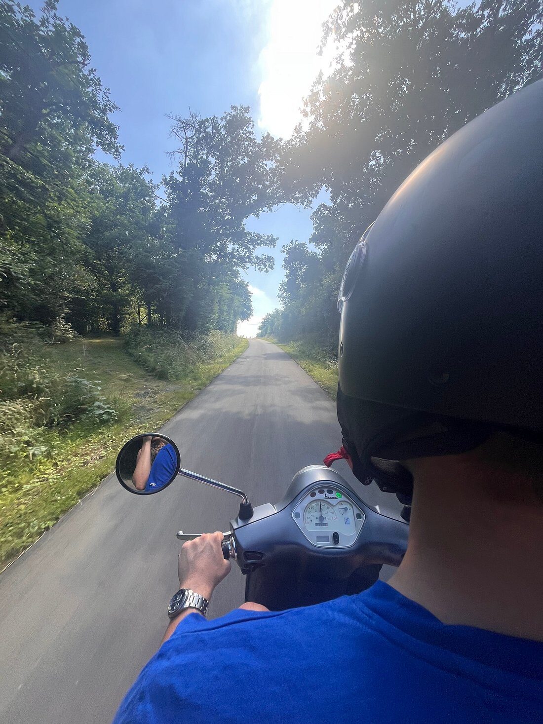 Selfie vanop een Vespa op een bosweg in de Ardennen