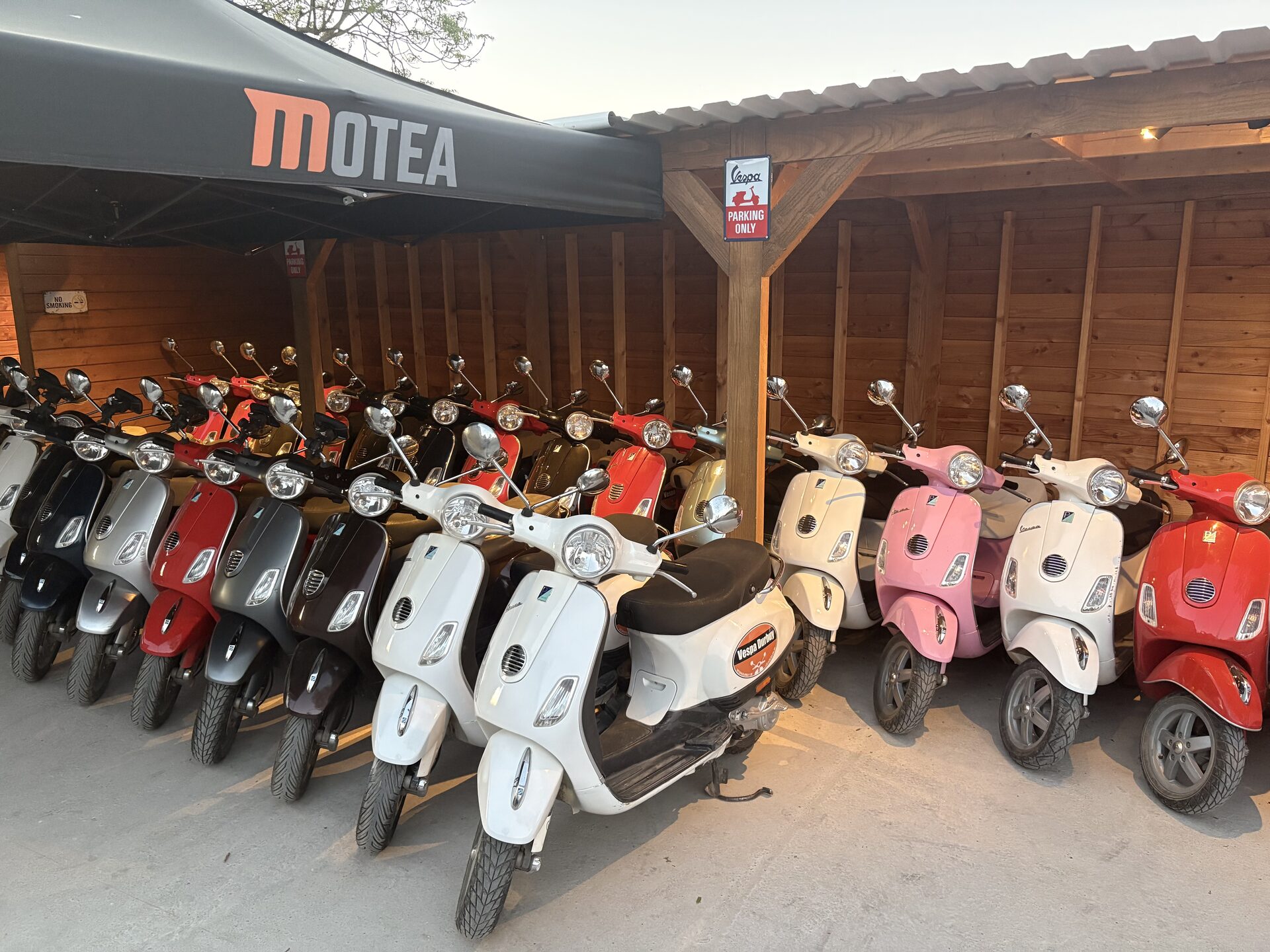 Vespa vloot klaar voor verhuur in Durbuy
