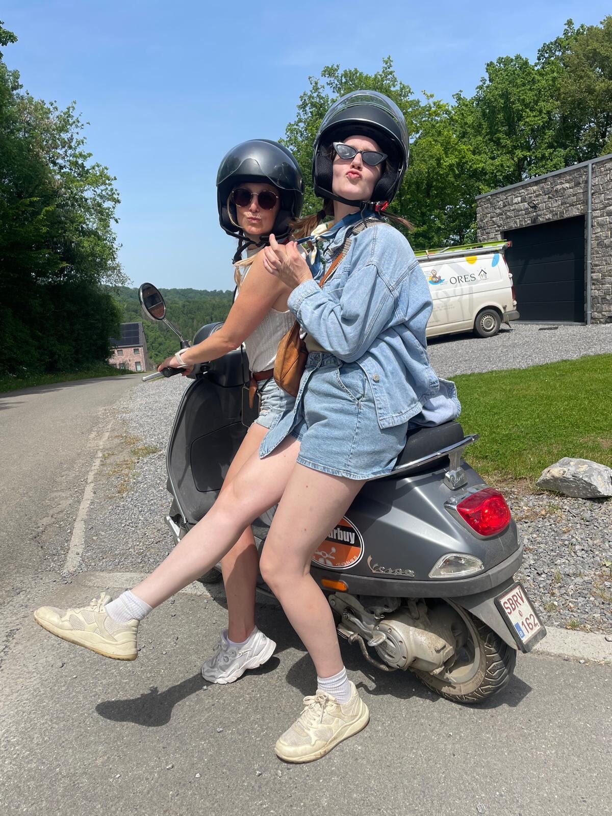 Twee vriendinnen op een Vespa tijdens een vrijgezellenfeest in Durbuy
